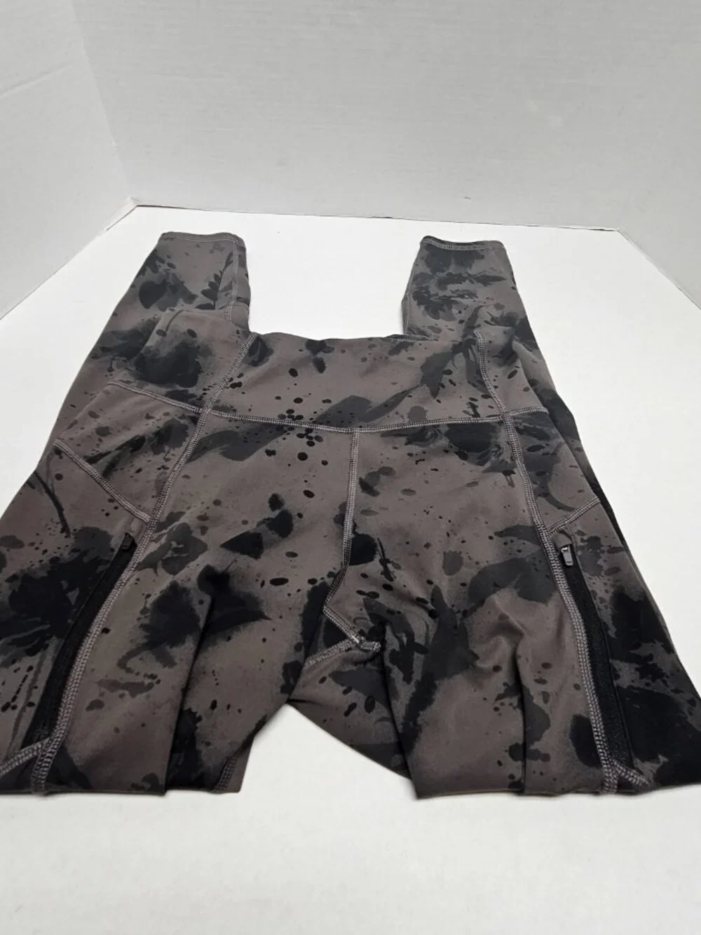 Womens Athleta Gray Black Floral Camouflage Zipper Pockets Rainier Reflective S